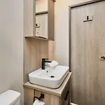 Дом отдыха The Kestrel With Hot Tub *