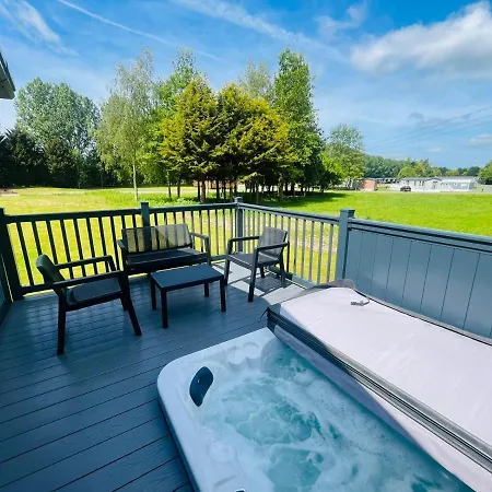 The Kestrel With Hot Tub * York