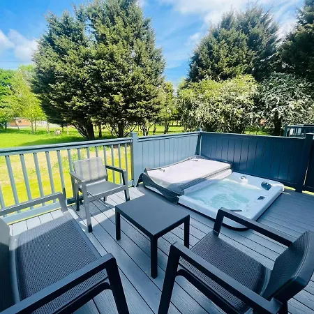 Сasa de vacaciones The Kestrel With Hot Tub *