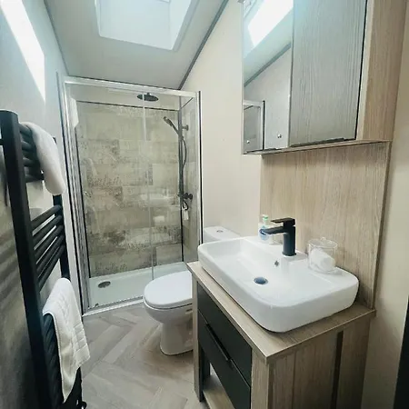 The Kestrel With Hot Tub *